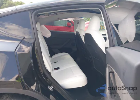 2024 Tesla Model Y Long Range Dual Motor All-Wheel Drive z USA, uszkodzony, nr VIN 7SAYGDEE4RF161429